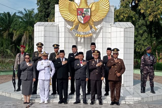 PERINGATAN HARI PAHLAWAN, KETUA DPRD DAN PJS. BUPATI ASAHAN SERTA FORKOMPIMDA ZIARAH KE TAMAN MAKAM PAHLAWAN